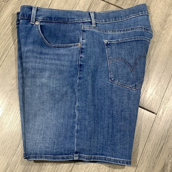 Levi’s Medium Wash “Classic Shorts” Stretch Denim 5 Pocket Style size 32 - Picture 6 of 12